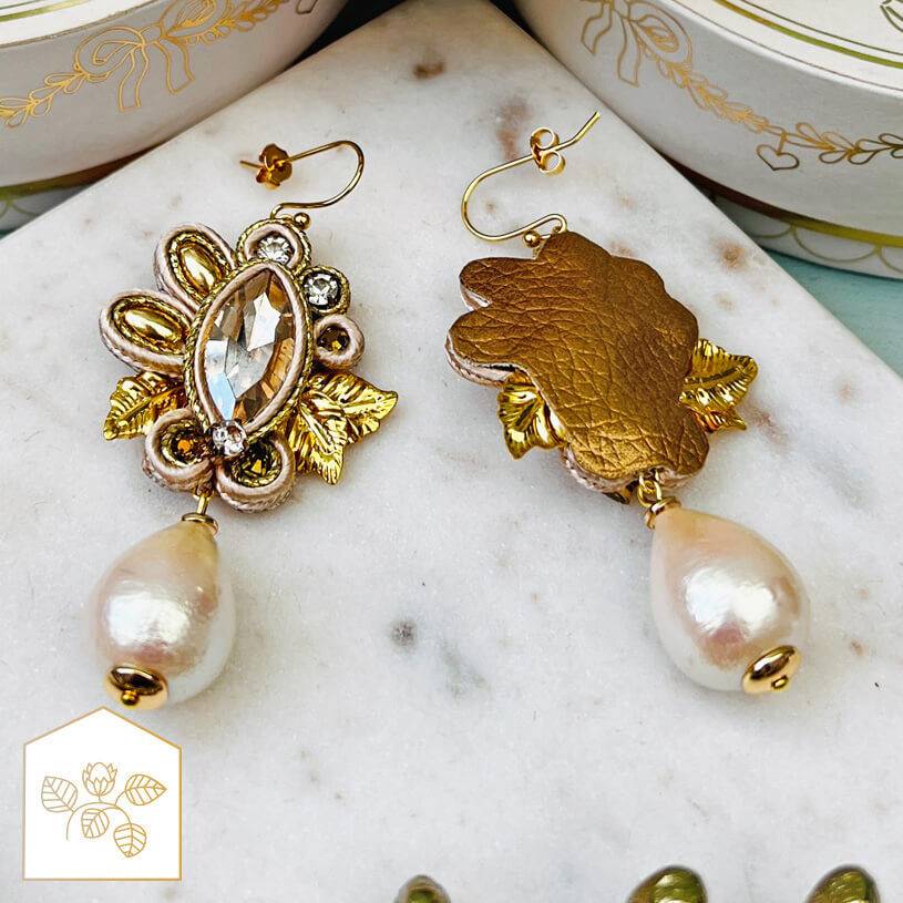 SchwesterSchwester Raffinierte Soutache-Ohrhänger In Gold Und Champagner Mit Baumwolltropfen