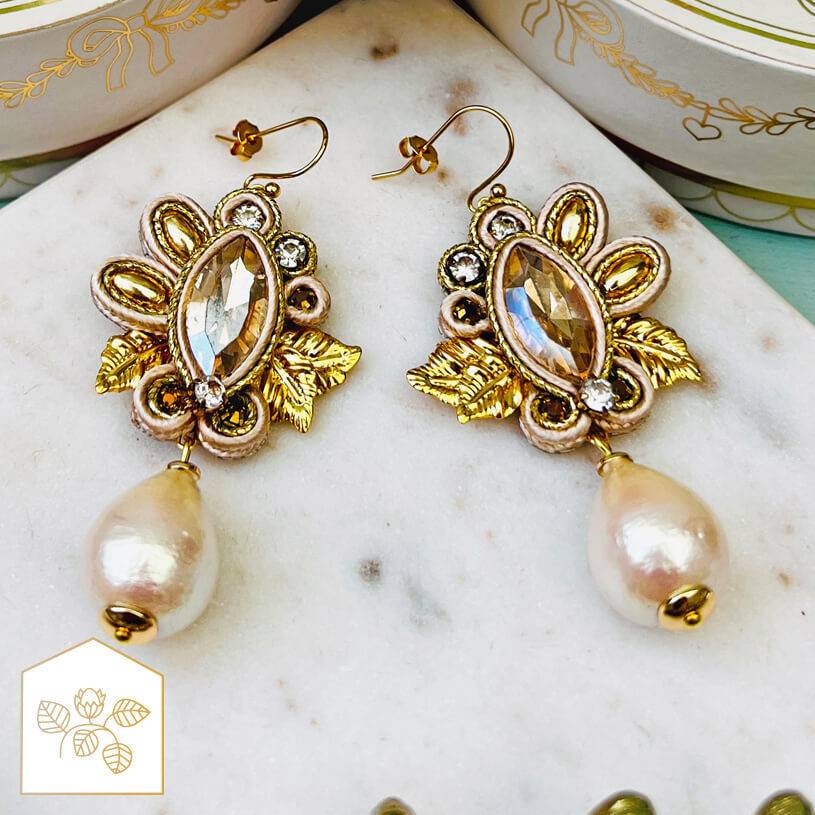 SchwesterSchwester Raffinierte Soutache-Ohrhänger in Gold und Champagner mit Baumwolltropfen