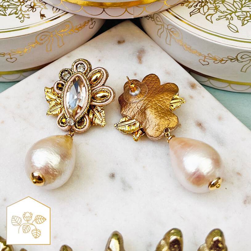 SchwesterSchwester Raffinierte Soutache-Ohrstecker In Gold Und Champagner Mit Baumwolltropfen