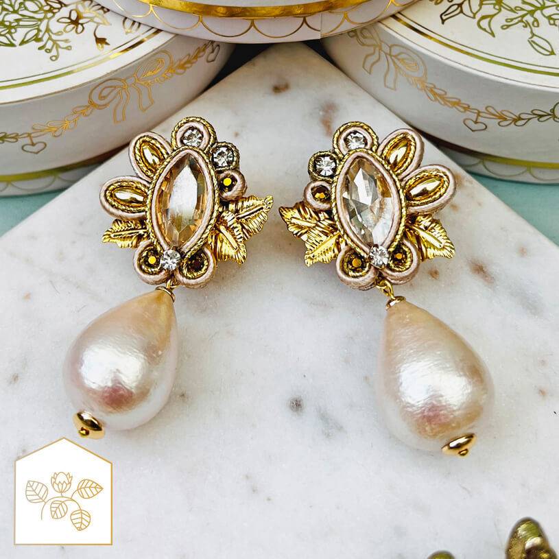 SchwesterSchwester Raffinierte Soutache-Ohrstecker in Gold und Champagner mit Baumwolltropfen