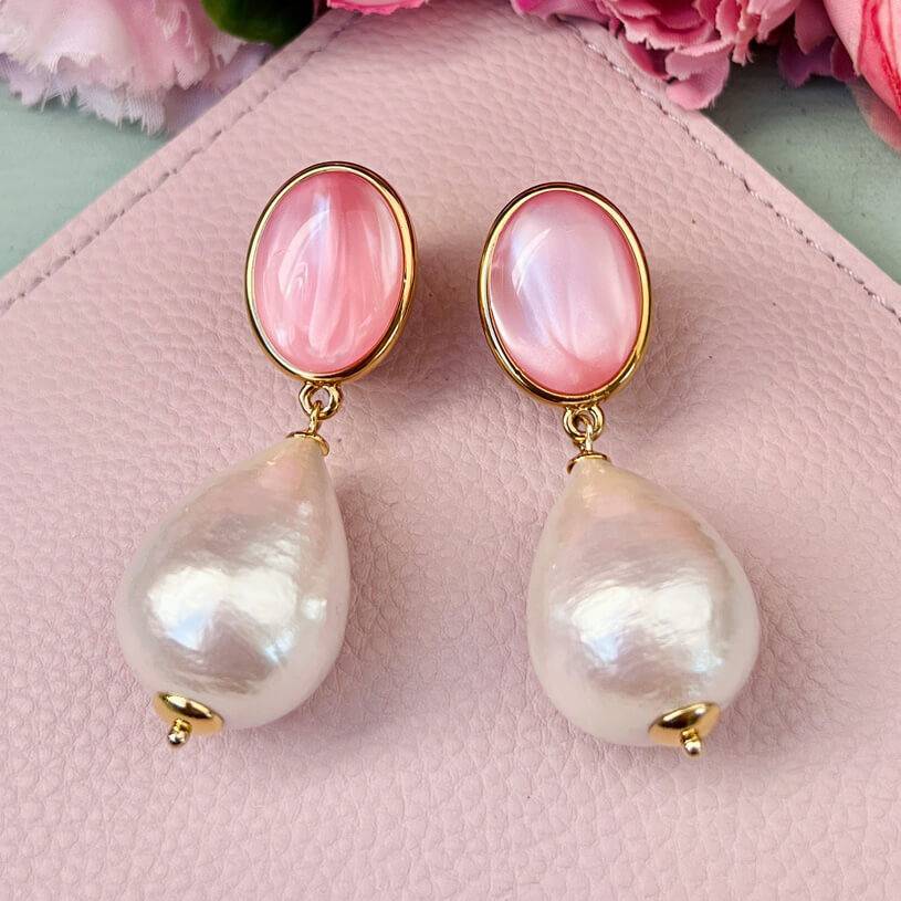 SchwesterSchwester Rosafarbene Ohrstecker mit federleichten Baumwolltropfen