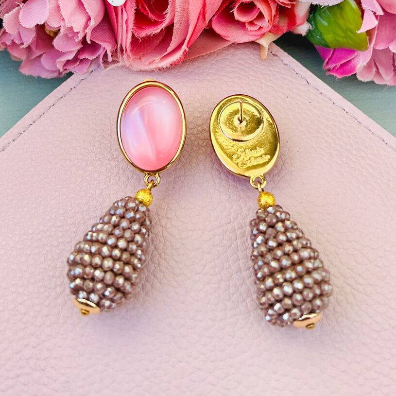 SchwesterSchwester Rosafarbene Ohrstecker Mit Glitzerndem Champagnerfarbenem Tropfen Von AmuseToi