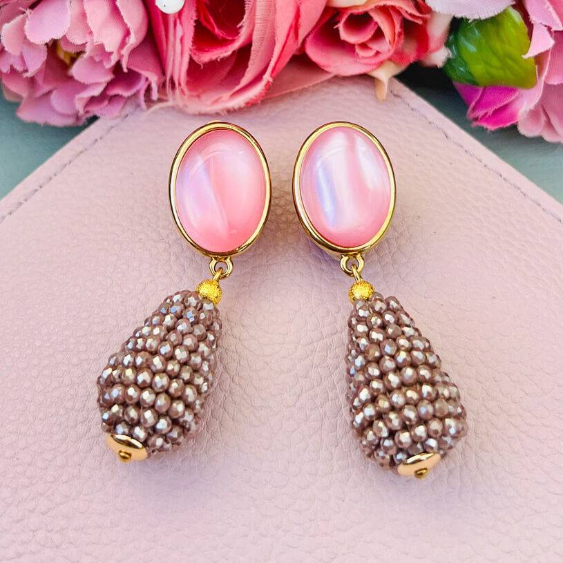 SchwesterSchwester Rosafarbene Ohrstecker mit glitzerndem champagnerfarbenem Tropfen von AmuseToi