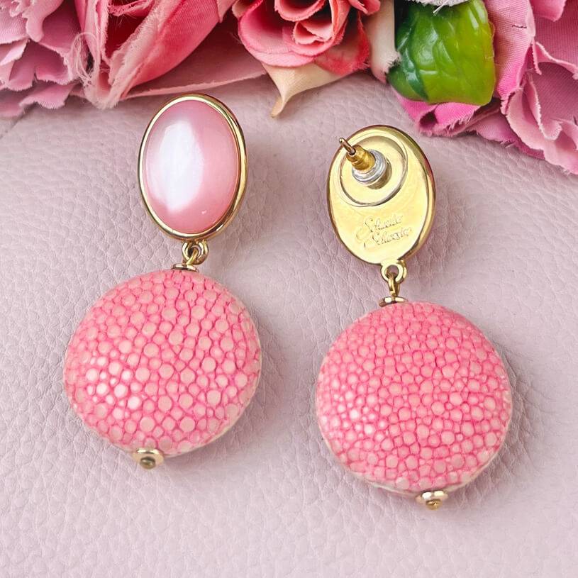 SchwesterSchwester Rosafarbene Ohrstecker Mit Pinkem Anhänger In Rochenhautoptik