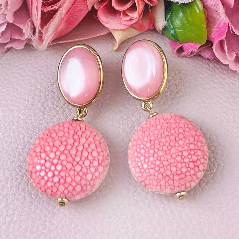 SchwesterSchwester Rosafarbene Ohrstecker mit pinkem Anhänger in Rochenhautoptik