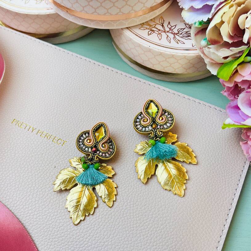 SchwesterSchwester Rosafarbene Soutache-Ohrstecker Kleinen Hellblauen Quasten Und Goldenen Blättern