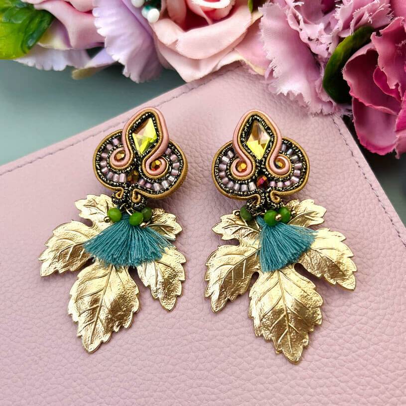 SchwesterSchwester Rosafarbene Soutache-Ohrstecker kleinen hellblauen Quasten und goldenen Blättern