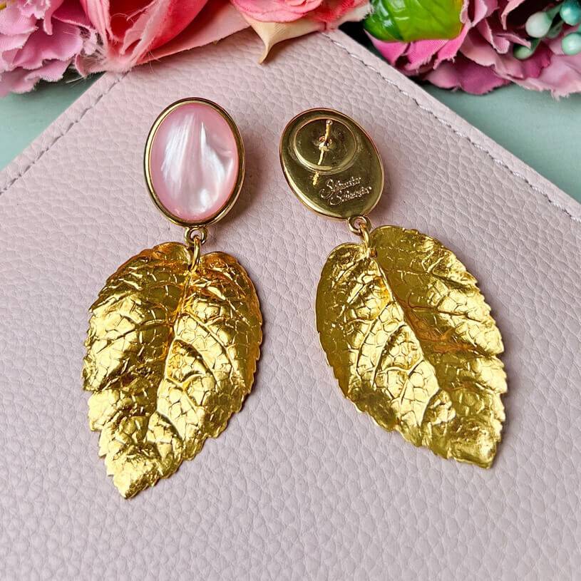 SchwesterSchwester Rosafarbener Ohrstecker Mit Vergoldetem Blatt Von AmuseToi