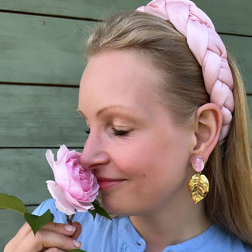 SchwesterSchwester Rosafarbener Ohrstecker Mit Vergoldetem Blatt Von AmuseToi