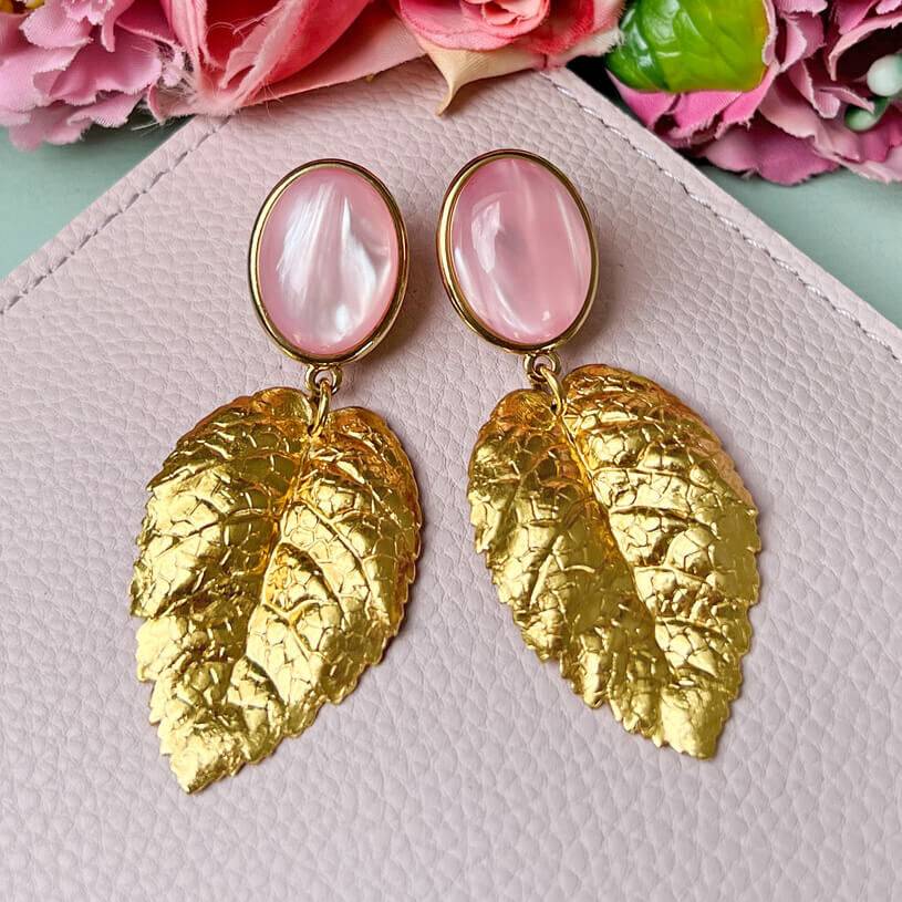 SchwesterSchwester Rosafarbener Ohrstecker mit vergoldetem Blatt von AmuseToi