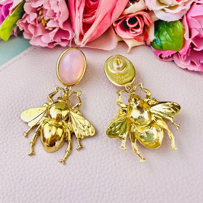 SchwesterSchwester Rosafarbener Ohrstecker Mit Vergoldeter Hummel Von AmuseToi