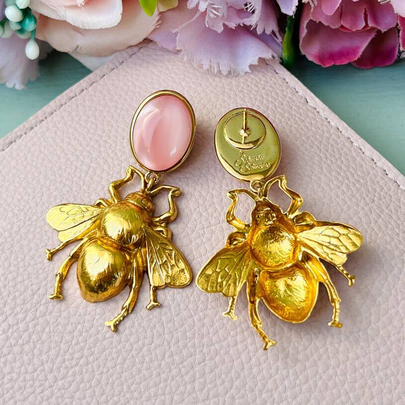 SchwesterSchwester Rosafarbener Ohrstecker Mit Vergoldeter Hummel Von AmuseToi