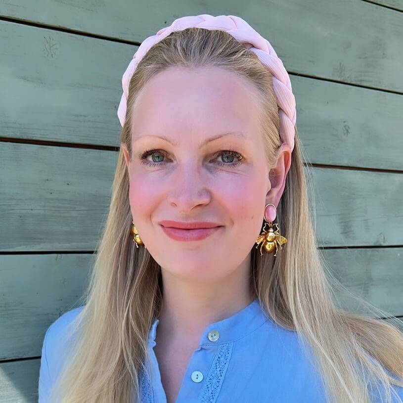 SchwesterSchwester Rosafarbener Ohrstecker Mit Vergoldeter Hummel Von AmuseToi