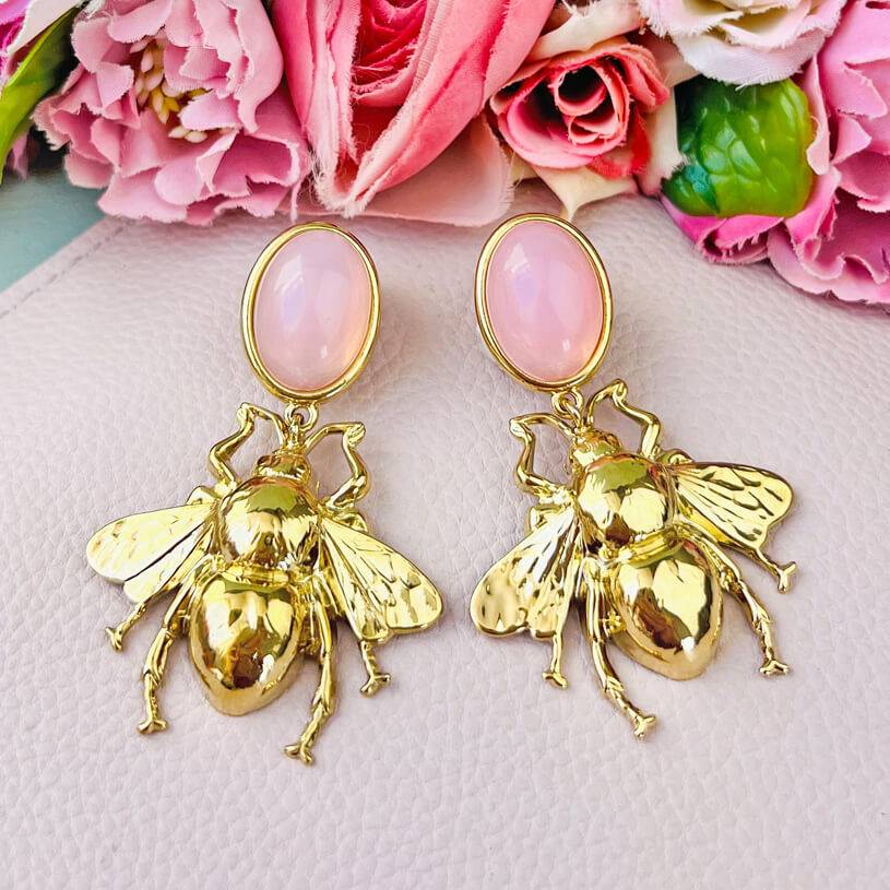 SchwesterSchwester Rosafarbener Ohrstecker mit vergoldeter Hummel von AmuseToi