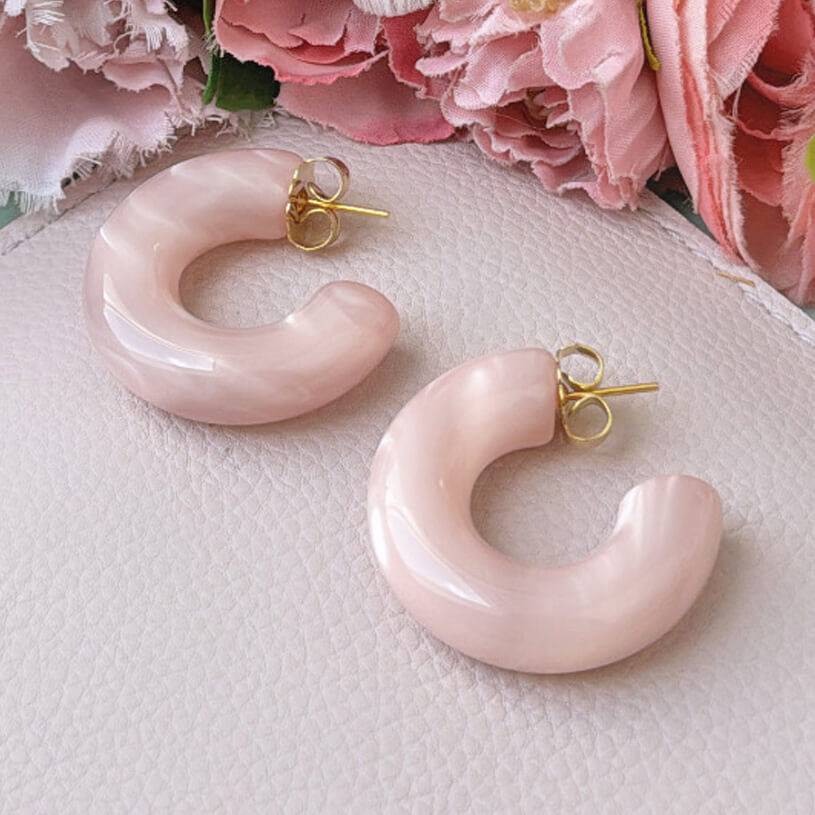 SchwesterSchwester Schimmernde breite Statement-Creolen in zartem Rosa SchwesterSchwester Schimmernde breite Statement-Creolen in zartem Rosa