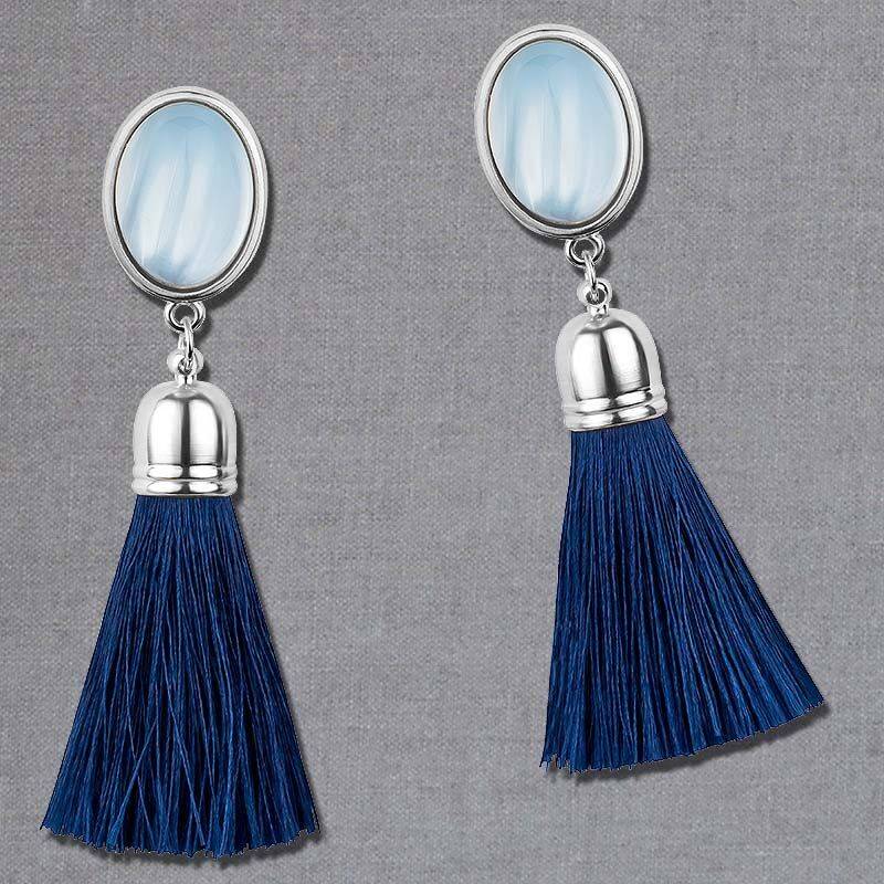 SchwesterSchwester Schimmernde hellblaue Ohrstecker mit marineblauen Quasten in Silberfarben