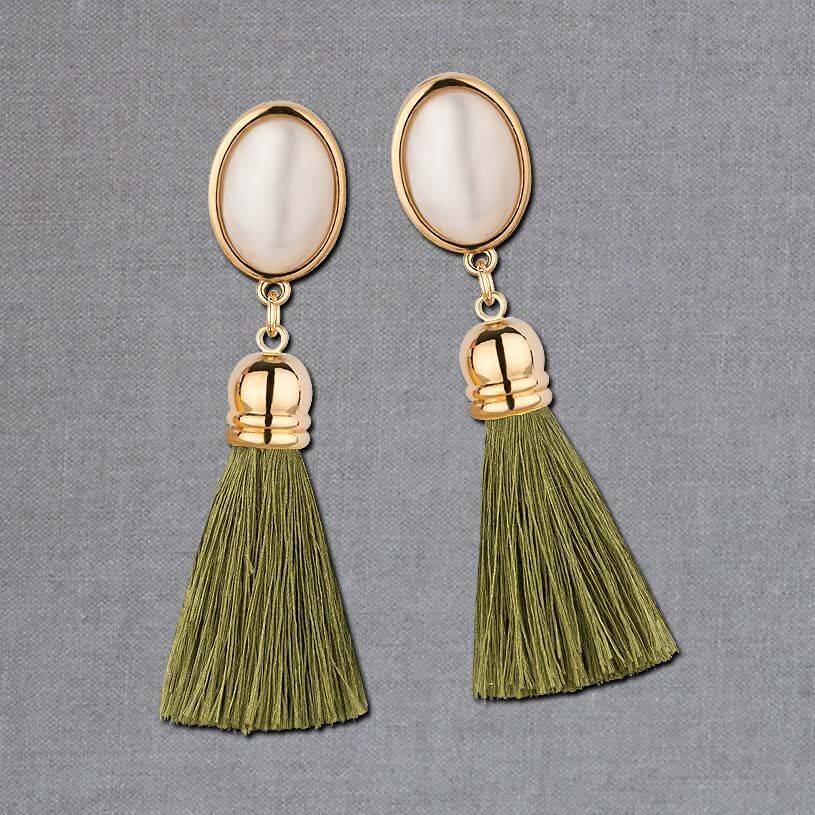 SchwesterSchwester Schimmernde perlmuttfarbene Ohrringe als Ohrstecker mit Quasten in Schilfgrün