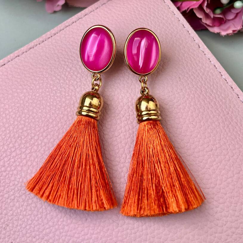 SchwesterSchwester Schimmernde pinkfarbene Ohrstecker mit Quaste in Rostorange von AmuseToi
