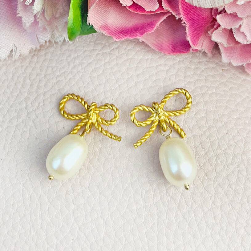 SchwesterSchwester Schleifchenstecker mit edler Süßwasserperle von Janne von der Heide