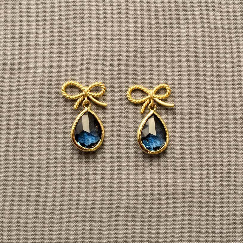 SchwesterSchwester Schleifchenstecker Mit Kleinem Facettiertem Tropfen In Nachtblau Von Janne Von Der Heide