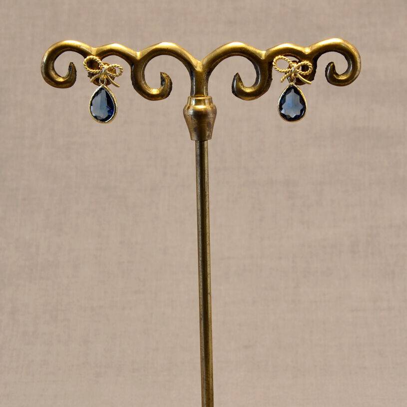 SchwesterSchwester Schleifchenstecker Mit Kleinem Facettiertem Tropfen In Nachtblau Von Janne Von Der Heide