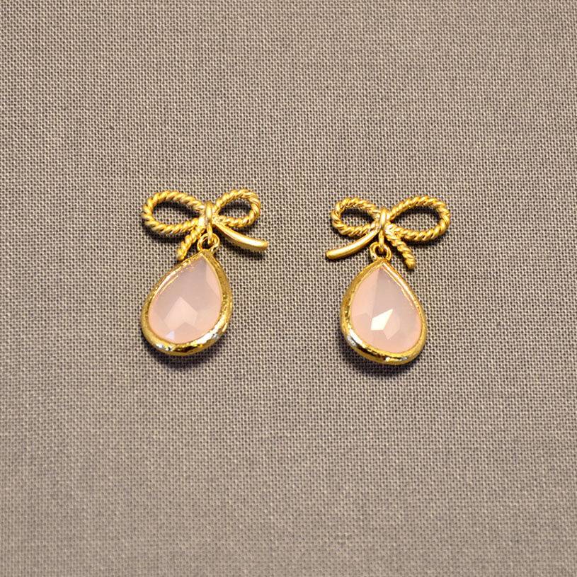 SchwesterSchwester Schleifchenstecker Mit Kleinem Facettiertem Tropfen In Zartrosa Von Janne Von Der Heide