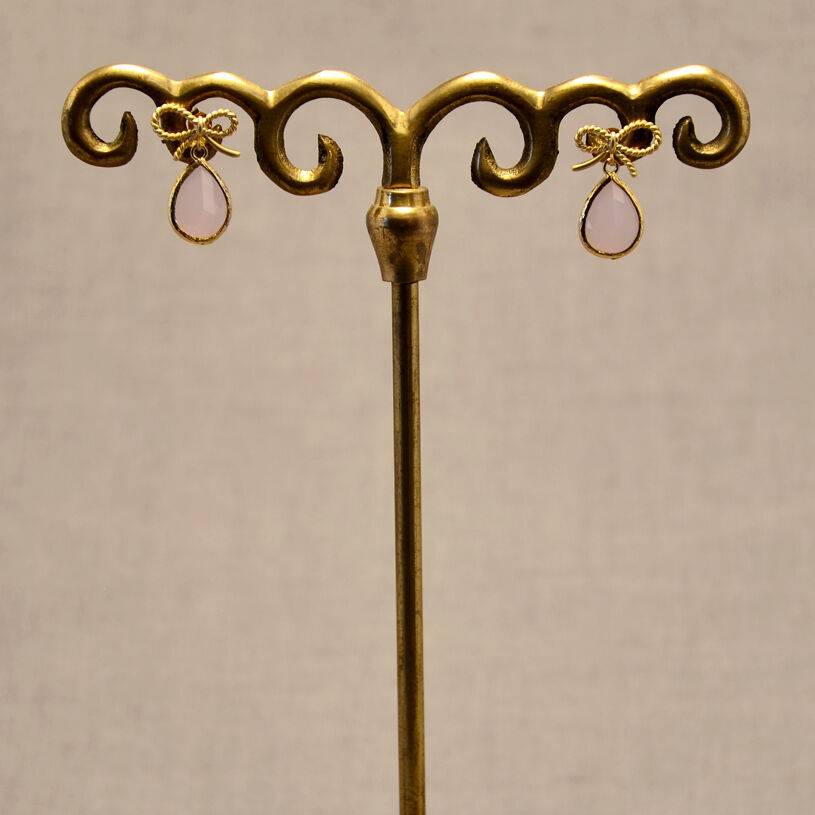 SchwesterSchwester Schleifchenstecker Mit Kleinem Facettiertem Tropfen In Zartrosa Von Janne Von Der Heide