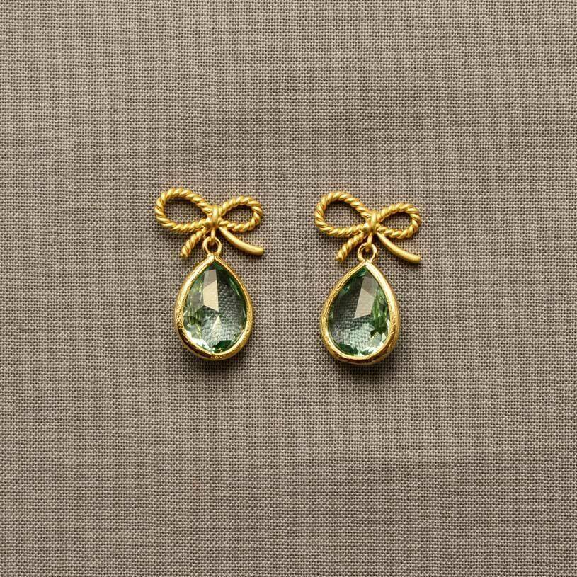 SchwesterSchwester Schleifchenstecker Mit Kleinem Facettiertem Tropfen In Lindgrün Von Janne Von Der Heide