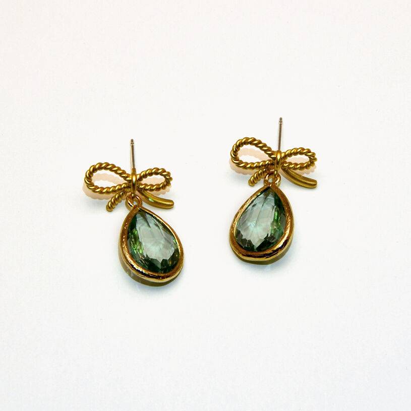 SchwesterSchwester Schleifchenstecker Mit Kleinem Facettiertem Tropfen In Lindgrün Von Janne Von Der Heide