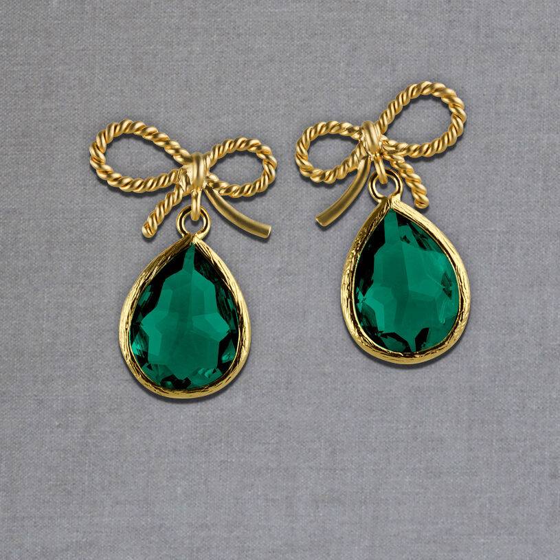 SchwesterSchwester Schleifchenstecker mit kleinem facettiertem Tropfen in Smaragdgrün von Janne von der Heide