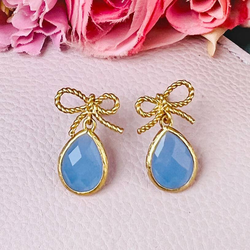 SchwesterSchwester Schleifchenstecker Mit Kleinem Facettiertem Tropfen In Hellblau