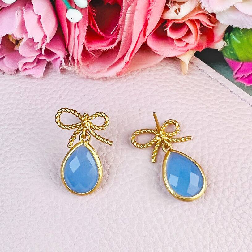 SchwesterSchwester Schleifchenstecker Mit Kleinem Facettiertem Tropfen In Hellblau