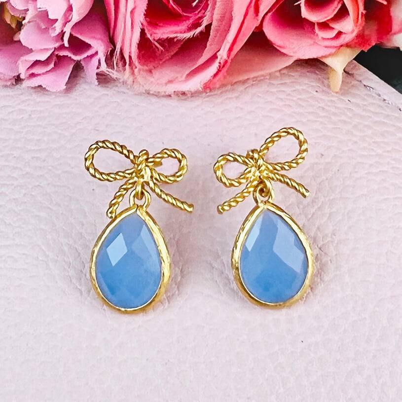 SchwesterSchwester Schleifchenstecker mit kleinem facettiertem Tropfen in Hellblau