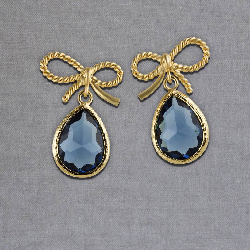 SchwesterSchwester Schleifchenstecker mit kleinem facettiertem Tropfen in Nachtblau von Janne von der Heide