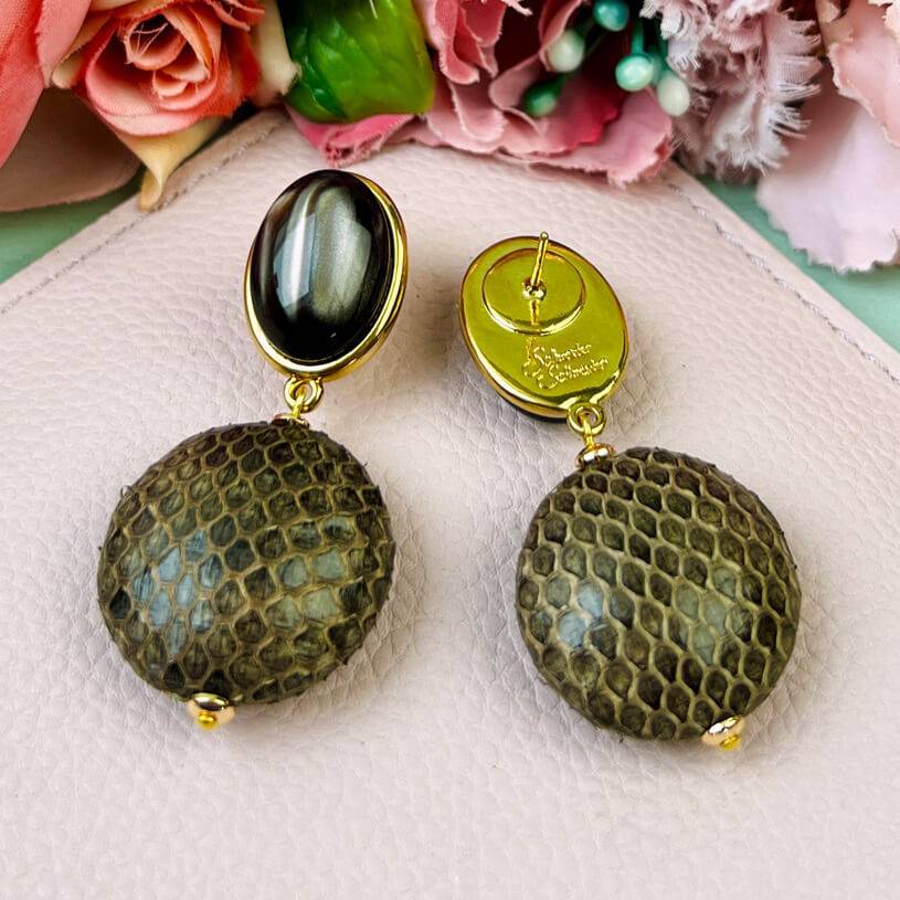 SchwesterSchwester Schokobraune Ohrringe Mit Dunkelbraunem Anhänger In Schlangenhautoptik