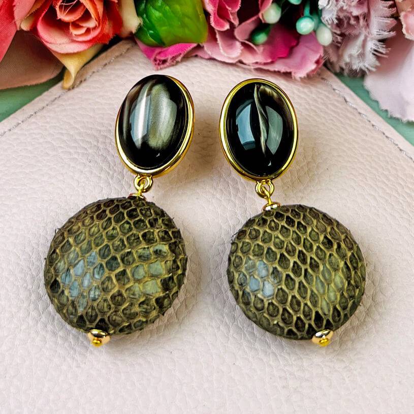 SchwesterSchwester Schokobraune Ohrringe mit dunkelbraunem Anhänger in Schlangenhautoptik