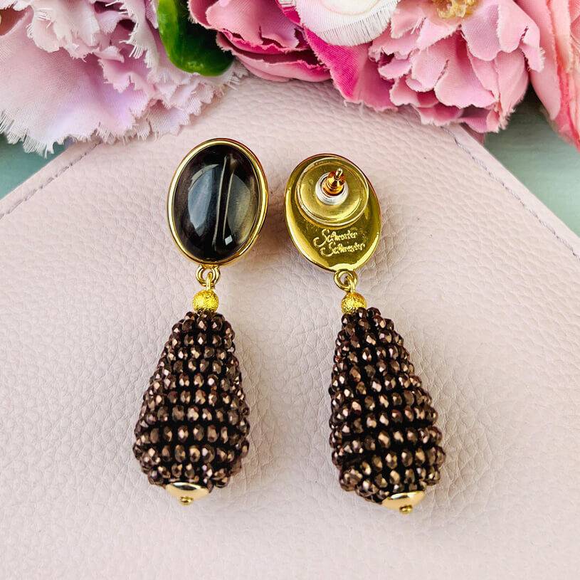 SchwesterSchwester Schokobraune Ohrstecker Mit Glitzerndem Dunkelbraunen Tropfen