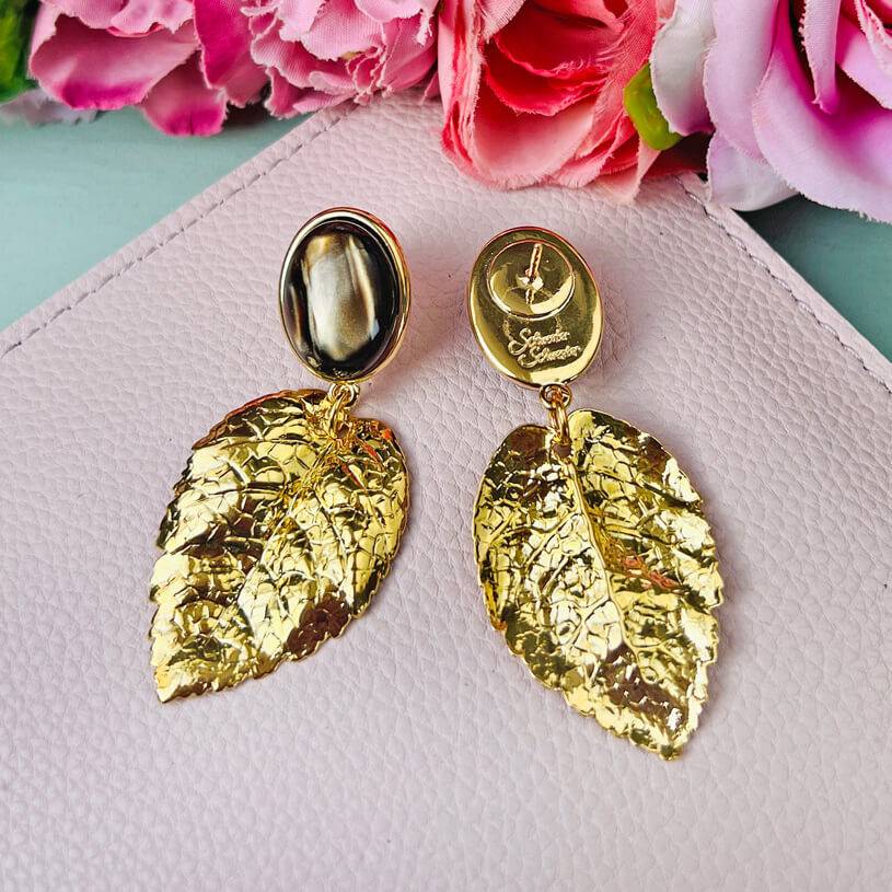 SchwesterSchwester Schokobrauner Ohrstecker Mit Großem Goldenen Blatt Von AmuseToi