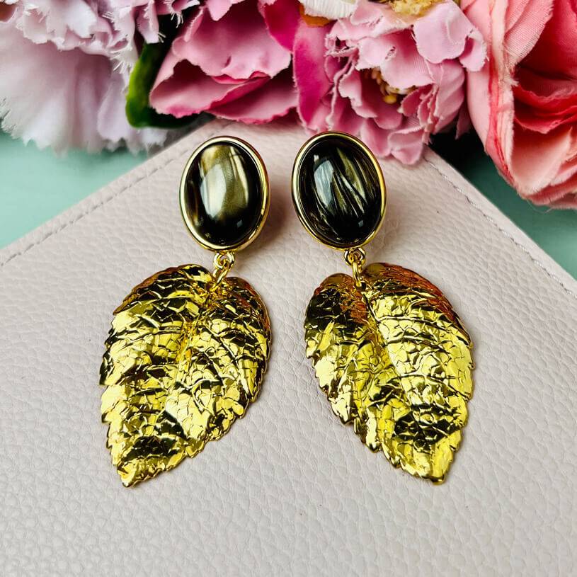 SchwesterSchwester Schokobrauner Ohrstecker Mit Großem Goldenen Blatt Von AmuseToi