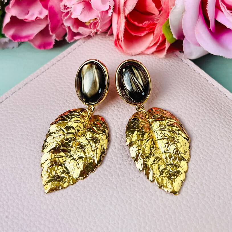 SchwesterSchwester Schokobrauner Ohrstecker mit großem goldenen Blatt von AmuseToi