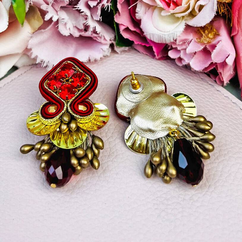 SchwesterSchwester Schöne Festliche Soutache-Ohrringe In Rot Und Gold Mit Dunkelrotem Tropfen