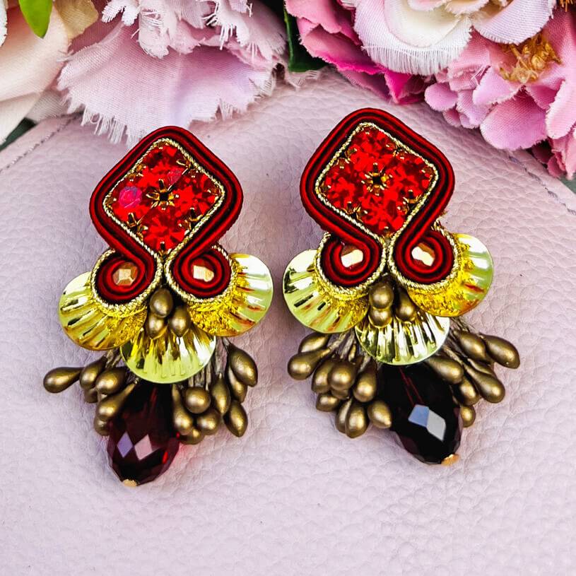 SchwesterSchwester Schöne festliche Soutache-Ohrringe in Rot und Gold mit dunkelrotem Tropfen