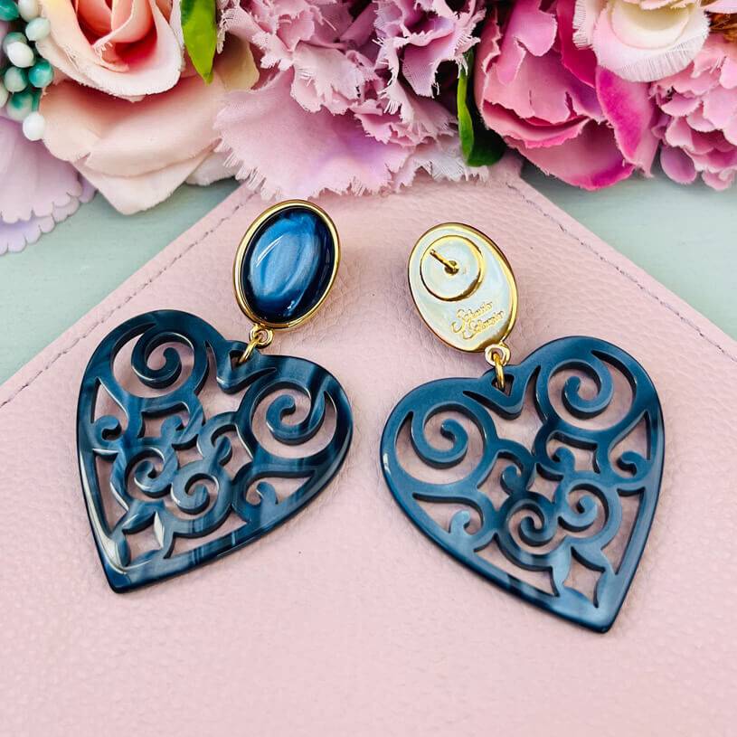 SchwesterSchwester Schöne Herz-Ohrringe Mit Dunkelblauen Ohrsteckern Und Schimmernden Herz-Ornamenten Von AmuseToi