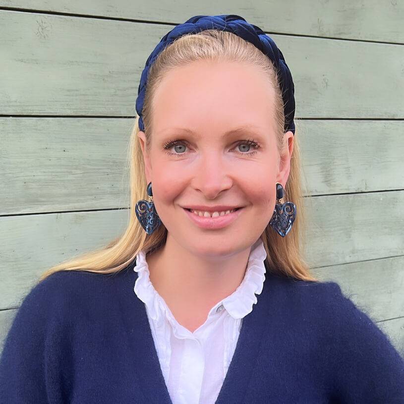 SchwesterSchwester Schöne Herz-Ohrringe Mit Dunkelblauen Ohrsteckern Und Schimmernden Herz-Ornamenten Von AmuseToi