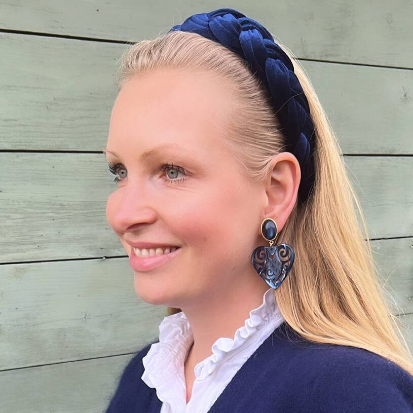 SchwesterSchwester Schöne Herz-Ohrringe Mit Dunkelblauen Ohrsteckern Und Schimmernden Herz-Ornamenten Von AmuseToi