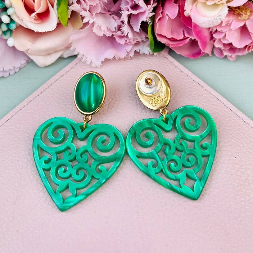 SchwesterSchwester Schöne Herz-Ohrringe Mit Dunkelgrünen Ohrsteckern Und Herz-Ornamenten Von AmuseToi