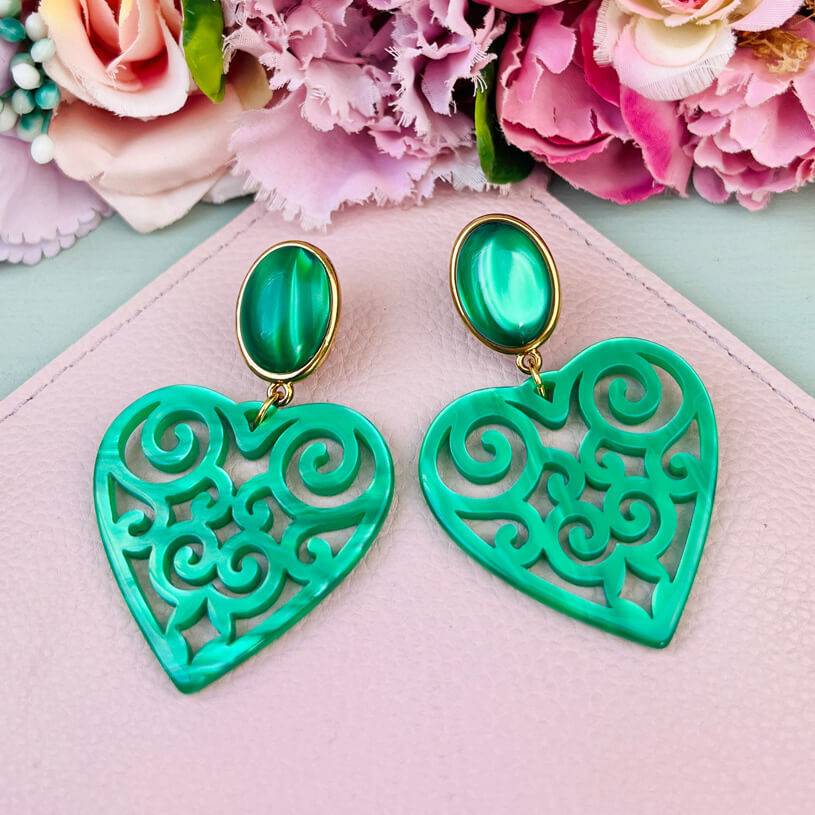 SchwesterSchwester Schöne Herz-Ohrringe mit dunkelgrünen Ohrsteckern und Herz-Ornamenten von AmuseToi