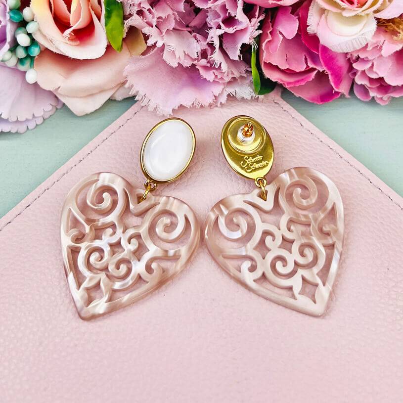 SchwesterSchwester Schöne Herz-Ohrringe Mit Perlmuttfarbenen Ohrsteckern Und Herz-Ornamenten In Nude Von AmuseToi