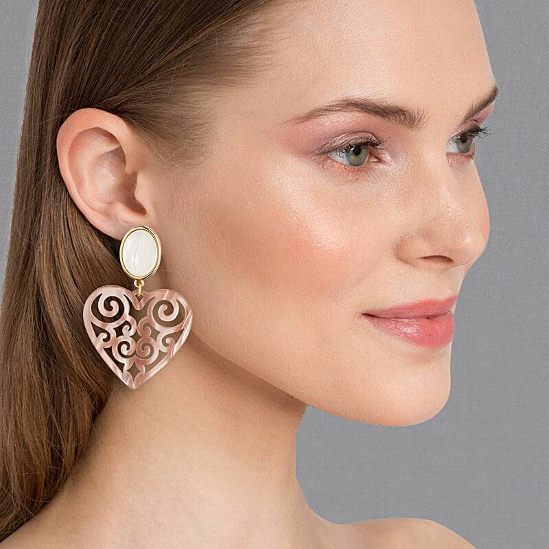 SchwesterSchwester Schöne Herz-Ohrringe Mit Perlmuttfarbenen Ohrsteckern Und Herz-Ornamenten In Nude Von AmuseToi