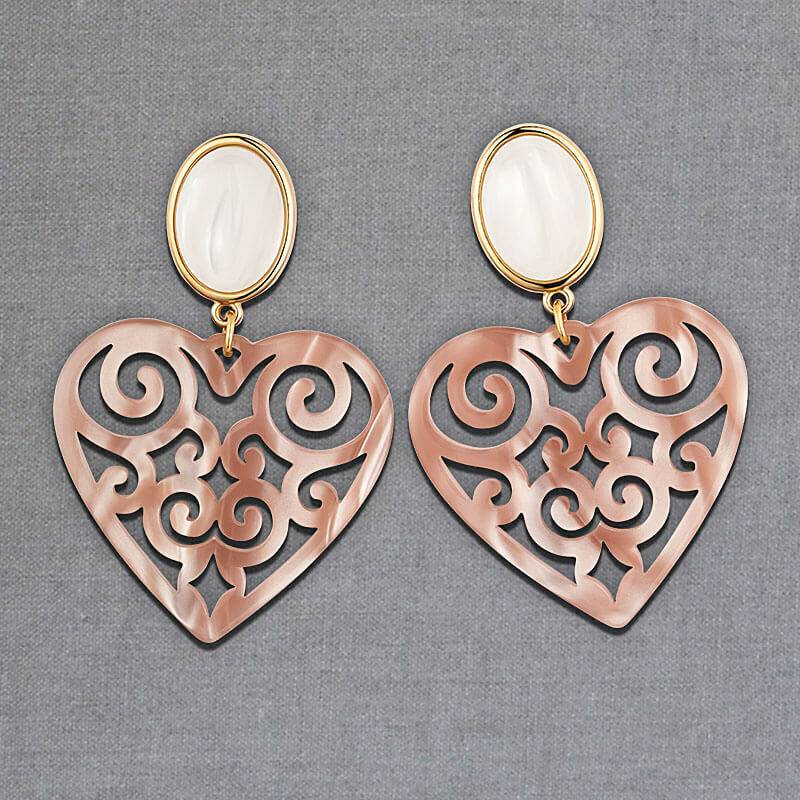 SchwesterSchwester Schöne Herz-Ohrringe Mit Perlmuttfarbenen Ohrsteckern Und Herz-Ornamenten In Nude Von AmuseToi